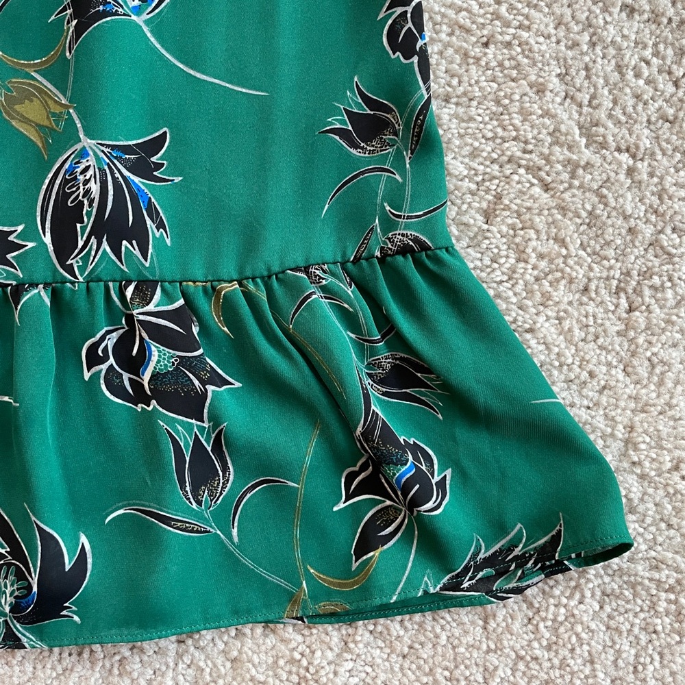 Cabi Floral Green Black White Flowy Peplum Racerback Sleeveless Top Size Small - Picture 7 of 10